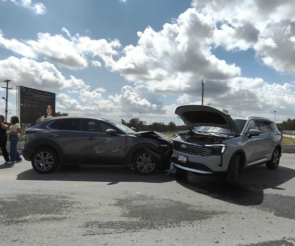 Estrena camioneta y la choca al invadir carril