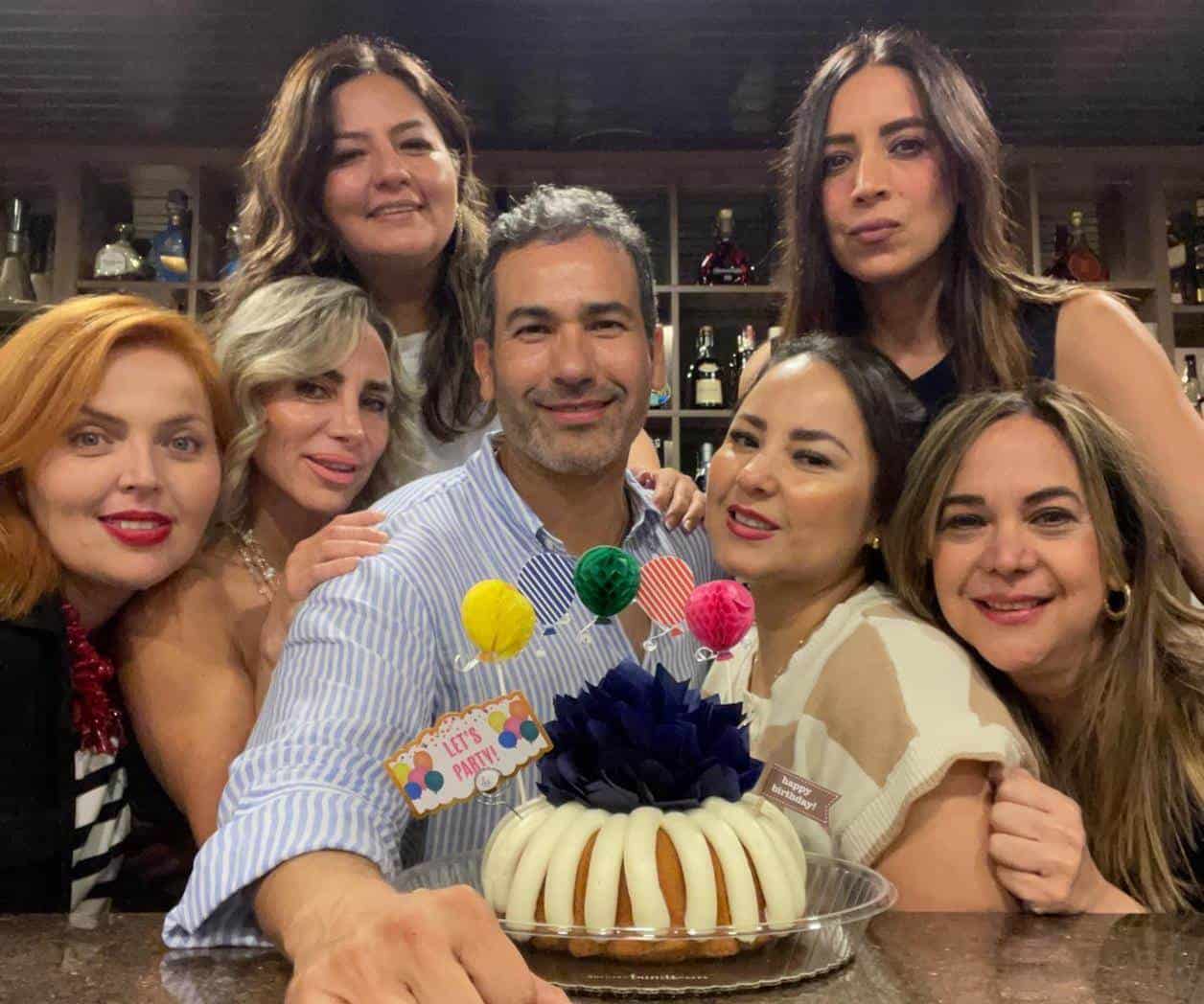 Consentido por sus amigas Consentido por sus amigas