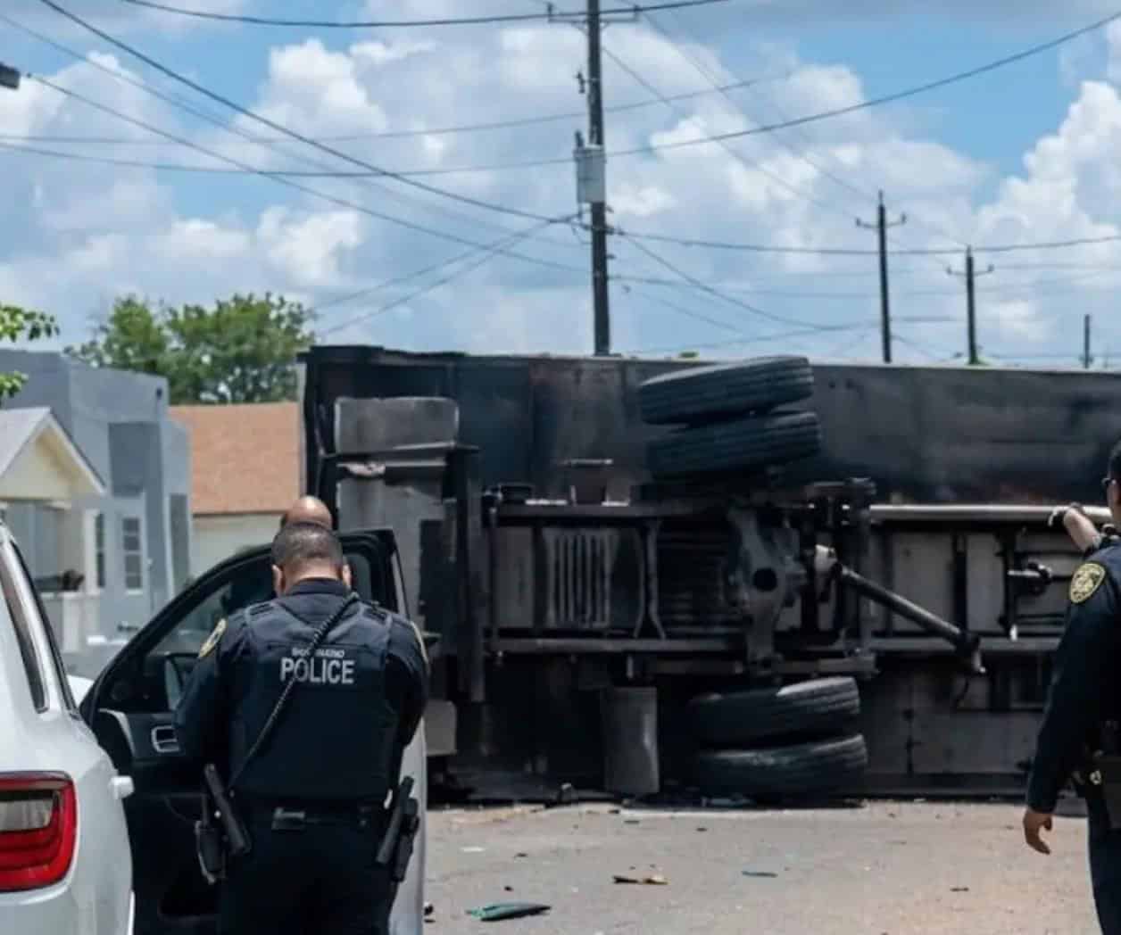 Impacta camión a camioneta y vuelca; hay un lesionado