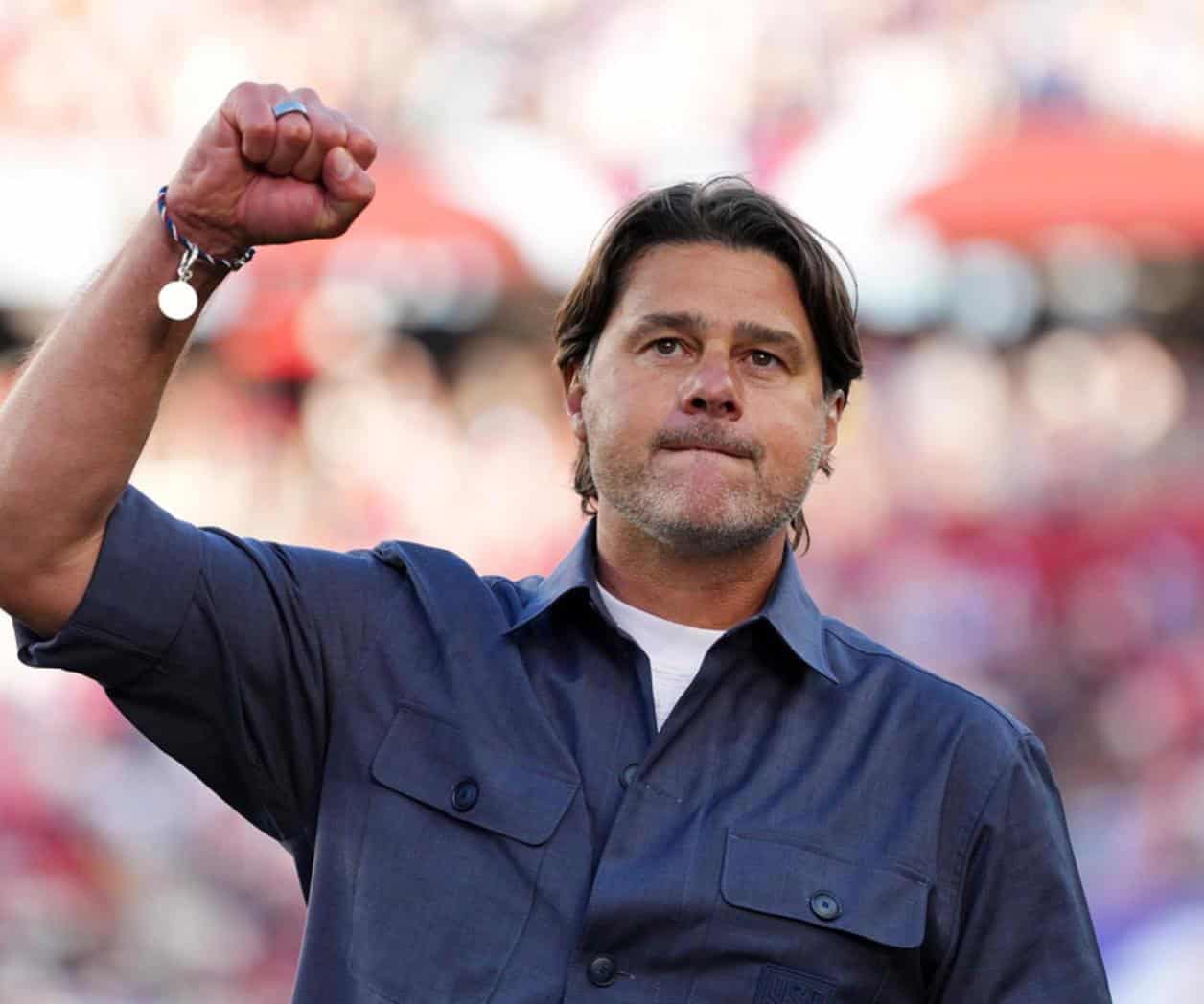 Seleccionador de EEUU Mauricio Pochettino lanza 1ra bola en juego de Marineros