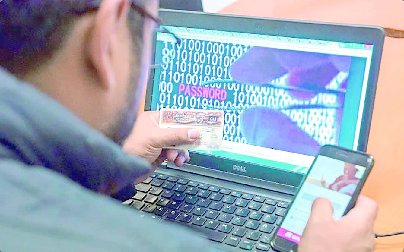 Alertan por fraudes con identidad de funcionarios