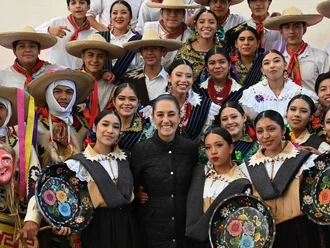 Entrega Sheinbaum becas en Pátzcuaro