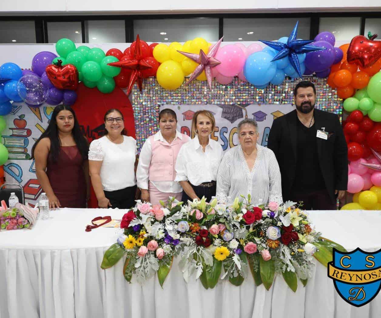 Asisten invitadas a la graduación