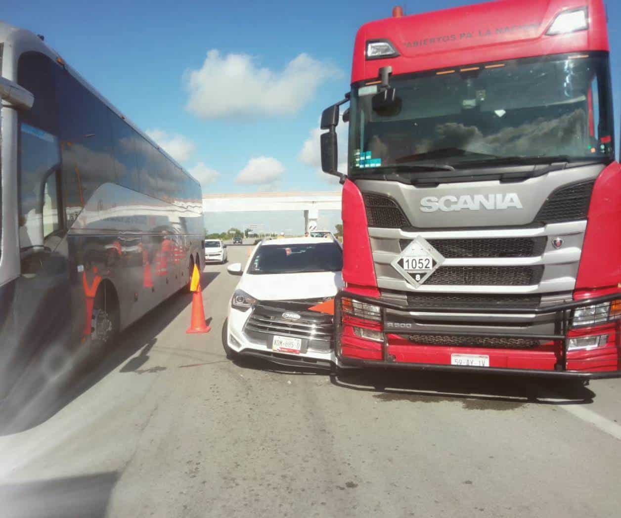 Tráiler embiste automóvil familiar en la autopista Matamoros-Reynosa