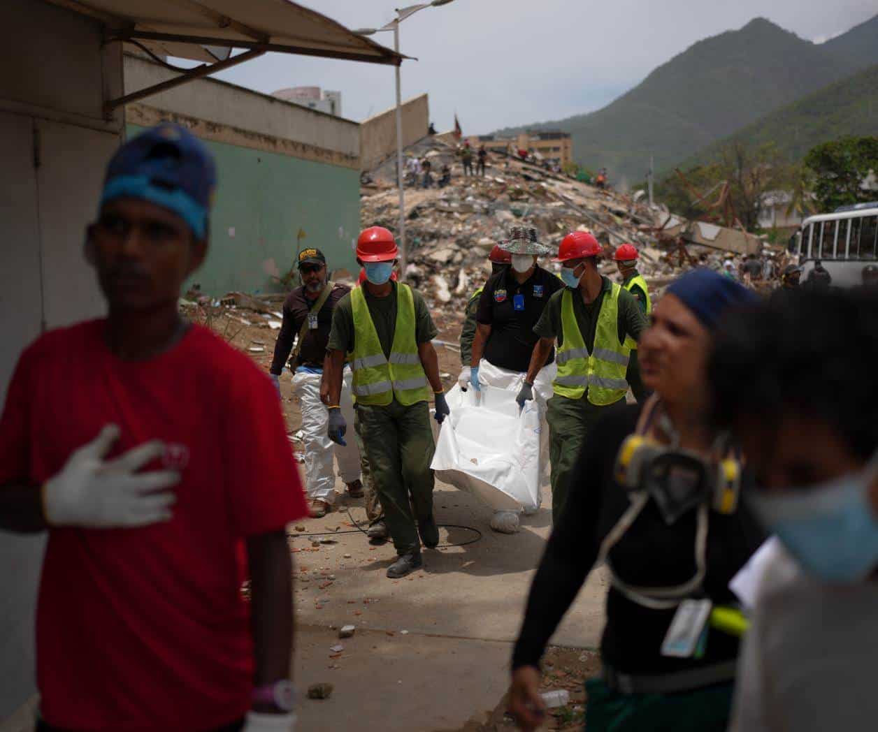Buscan a sus muertos entre los escombros