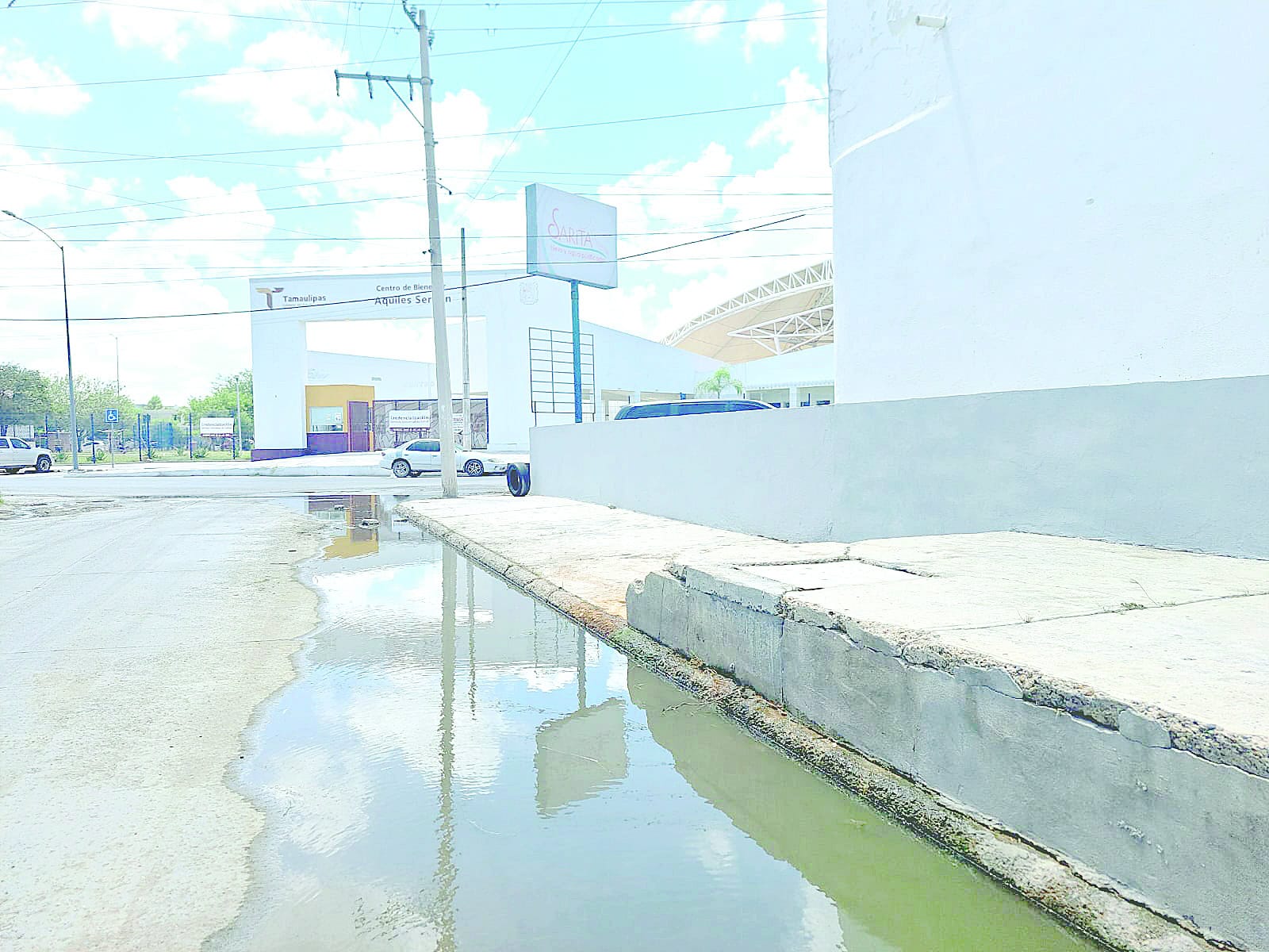 Rebasan fugas de  drenaje a COMAPA