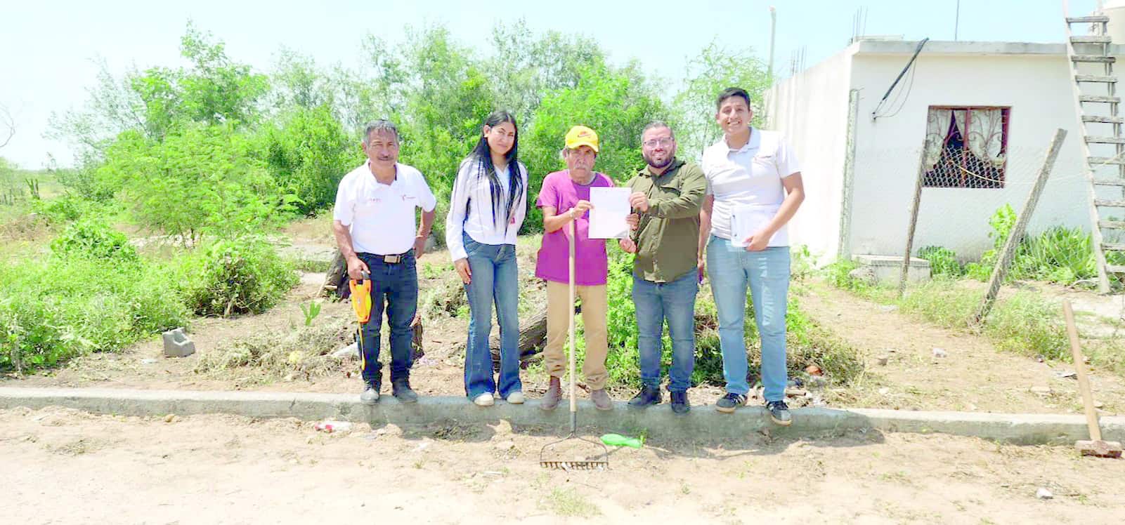 Entregan lotes a nueve familias de Reynosa