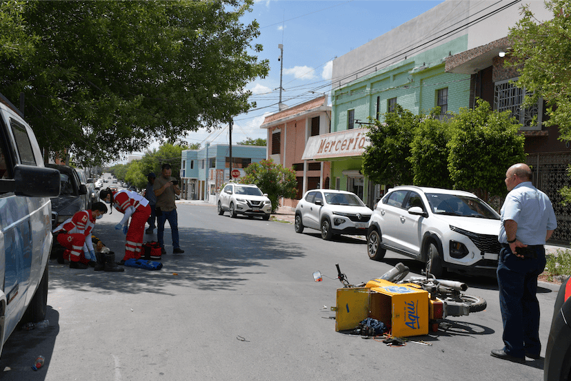 Automovilista impacta a repartidor motociclista