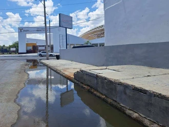 Rebasan fugas de  drenaje a COMAPA