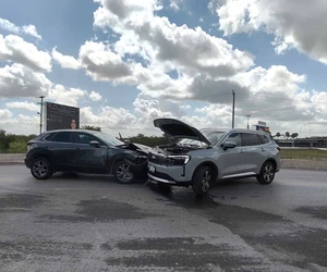 Conductora estrena camioneta y provoca accidente