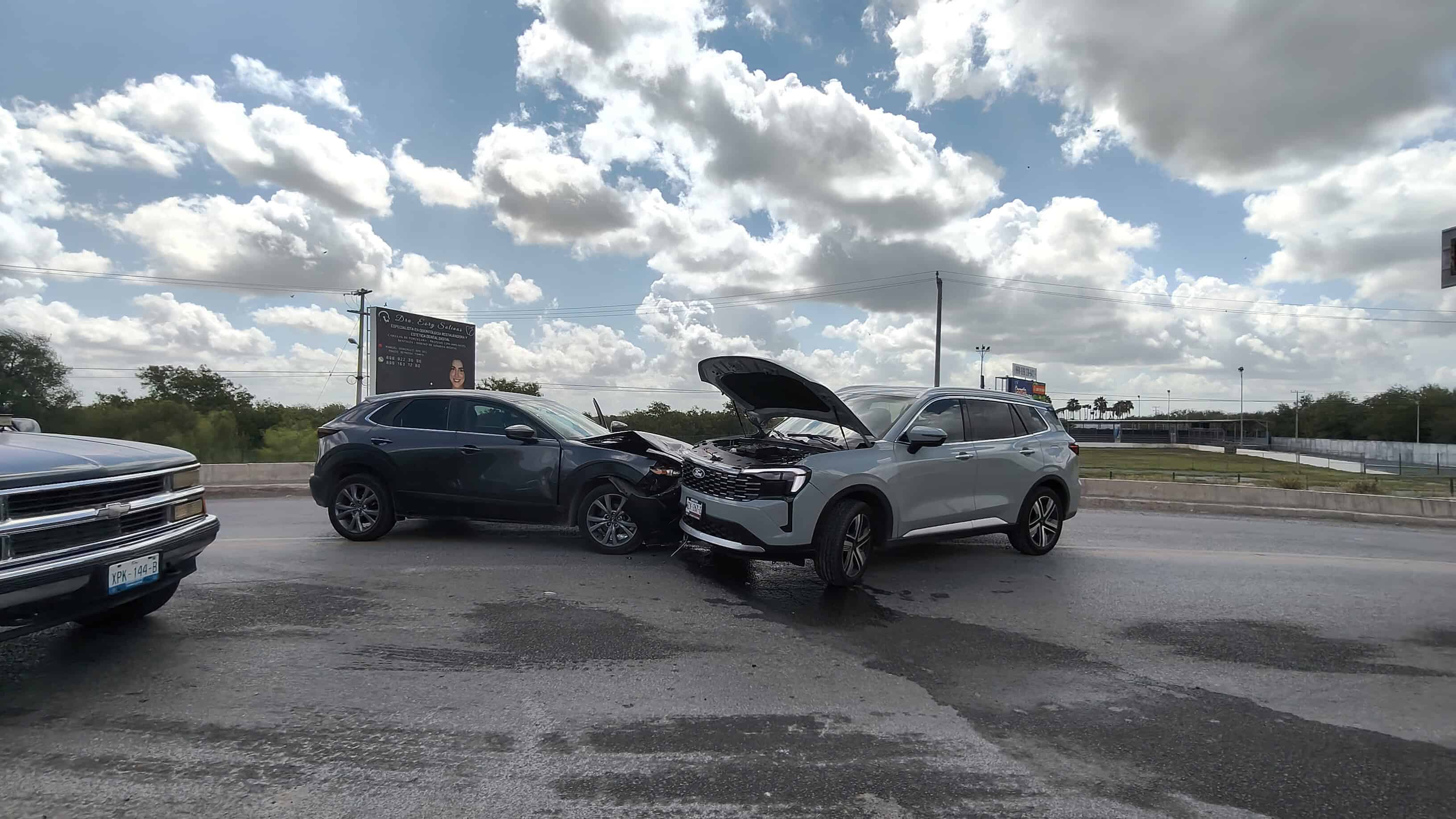 Conductora estrena camioneta y provoca accidente