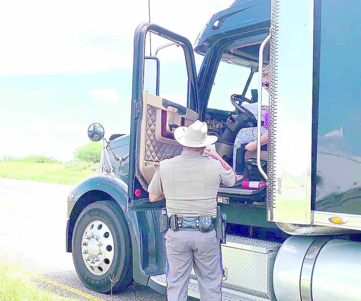 Retiran licencias de trileros de doble nacionalidad