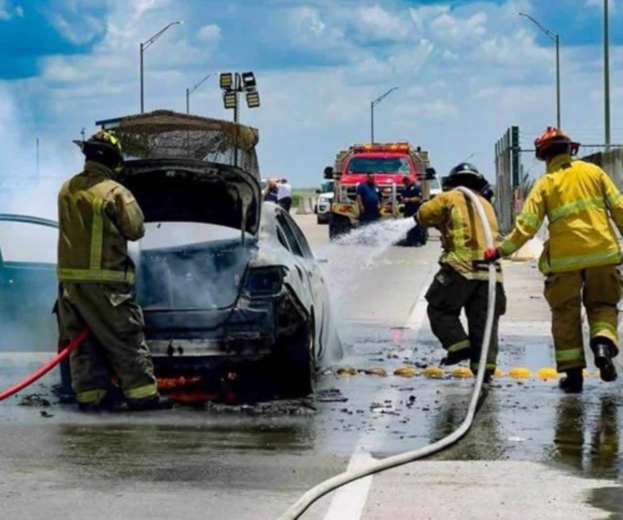 Incendio de vehículo moviliza a Bomberos en vía al puente Donna