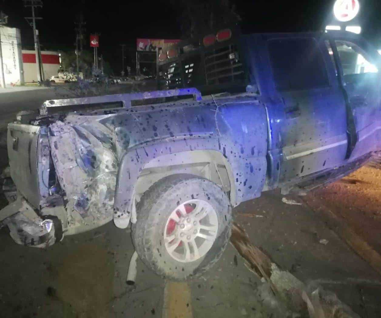 Chocan camionetas y derriban árboles en Río Bravo
