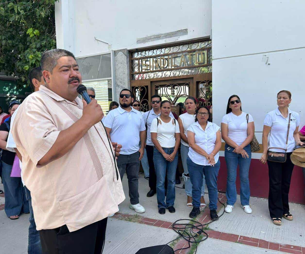 Levantan maestros plantón en el ISSSTE