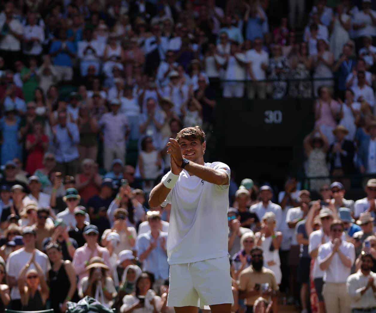 Cobolli celebra tras ganar en Wimbledon