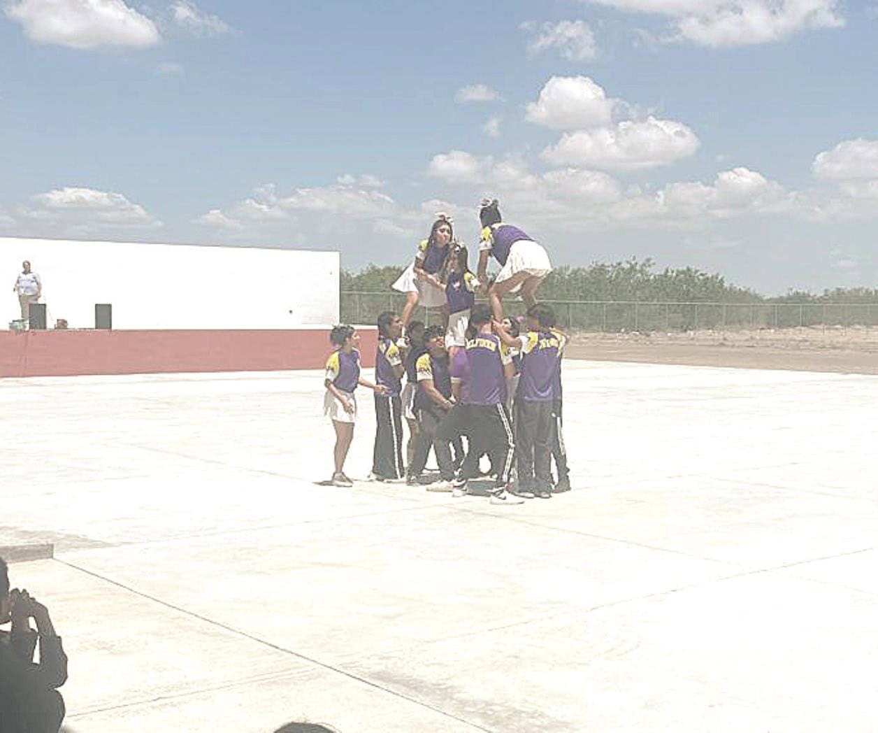 Sheinbaum responde a solicitud en escuela