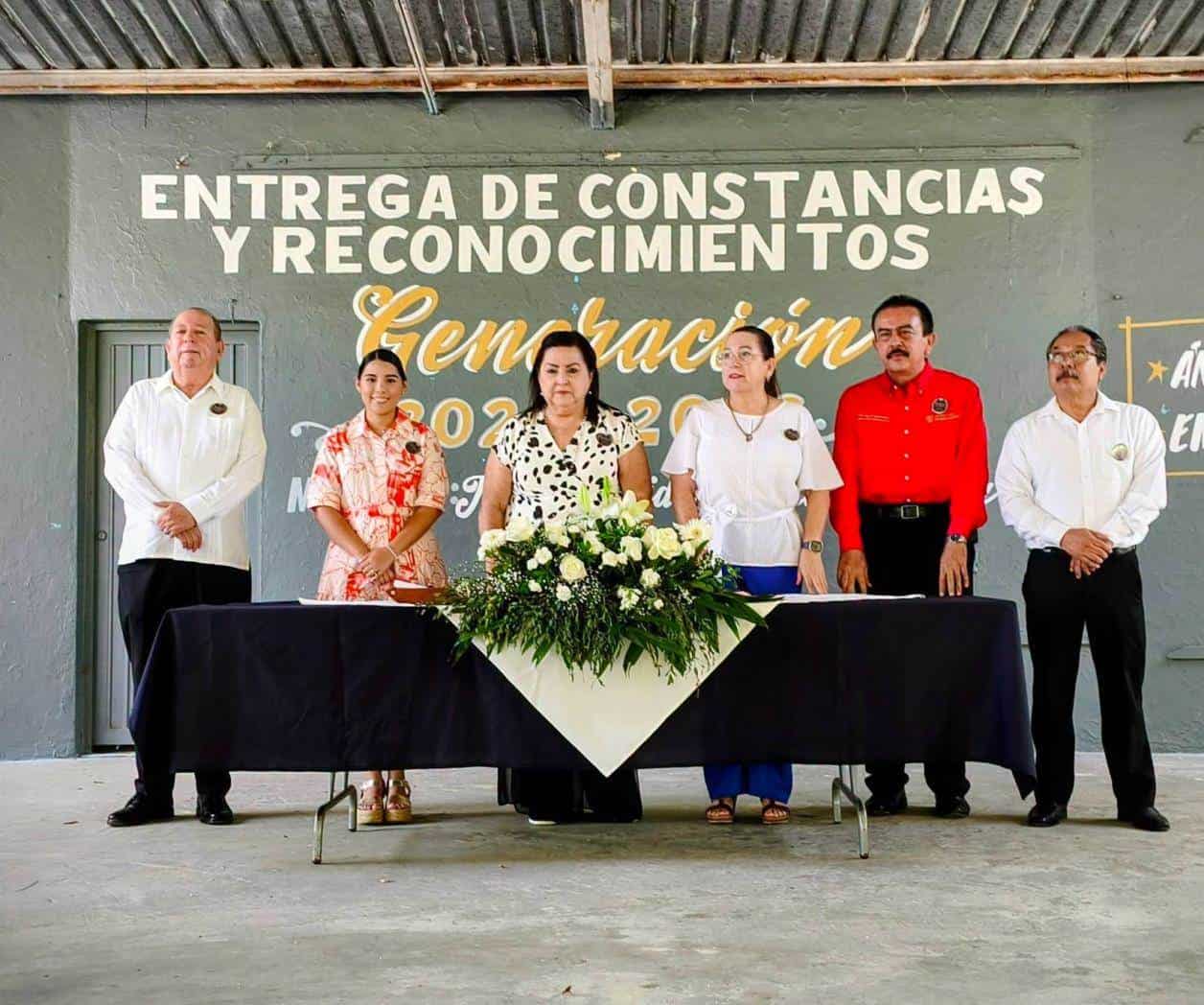 Reconocen a estudiantes