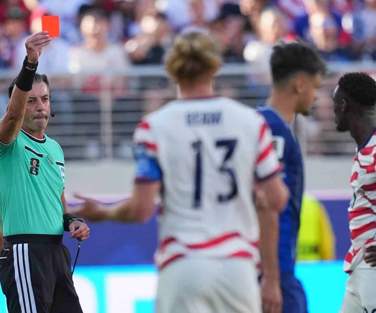 Elogia FIFA a árbitro brasileño del Mundial