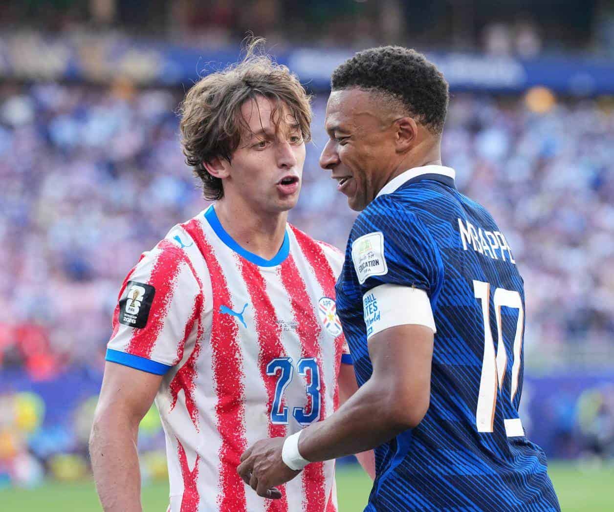 Fiscales franceses indagan insultos racistas a Mbappé