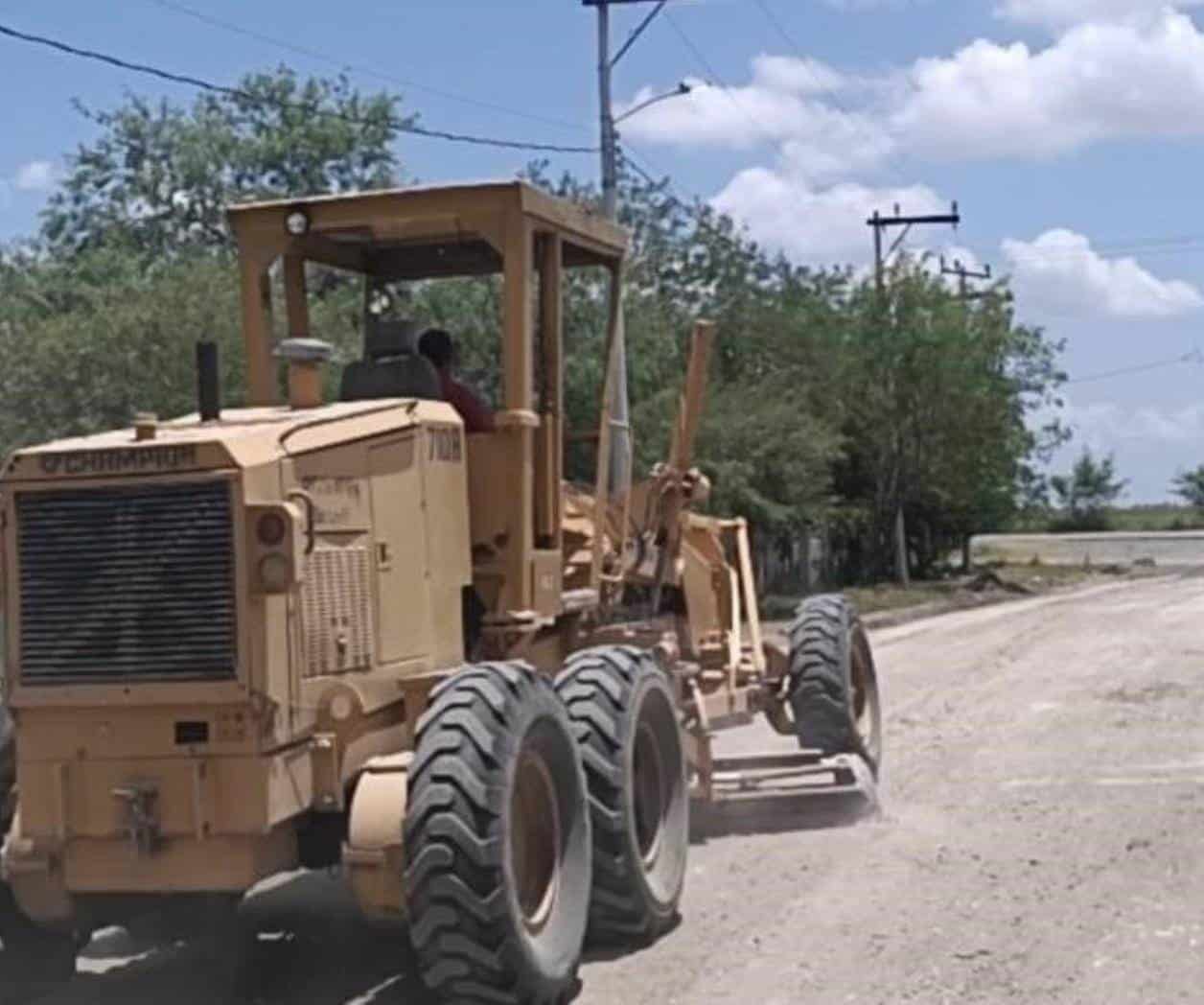 Rehabilitan calles del ejido La Carreta II