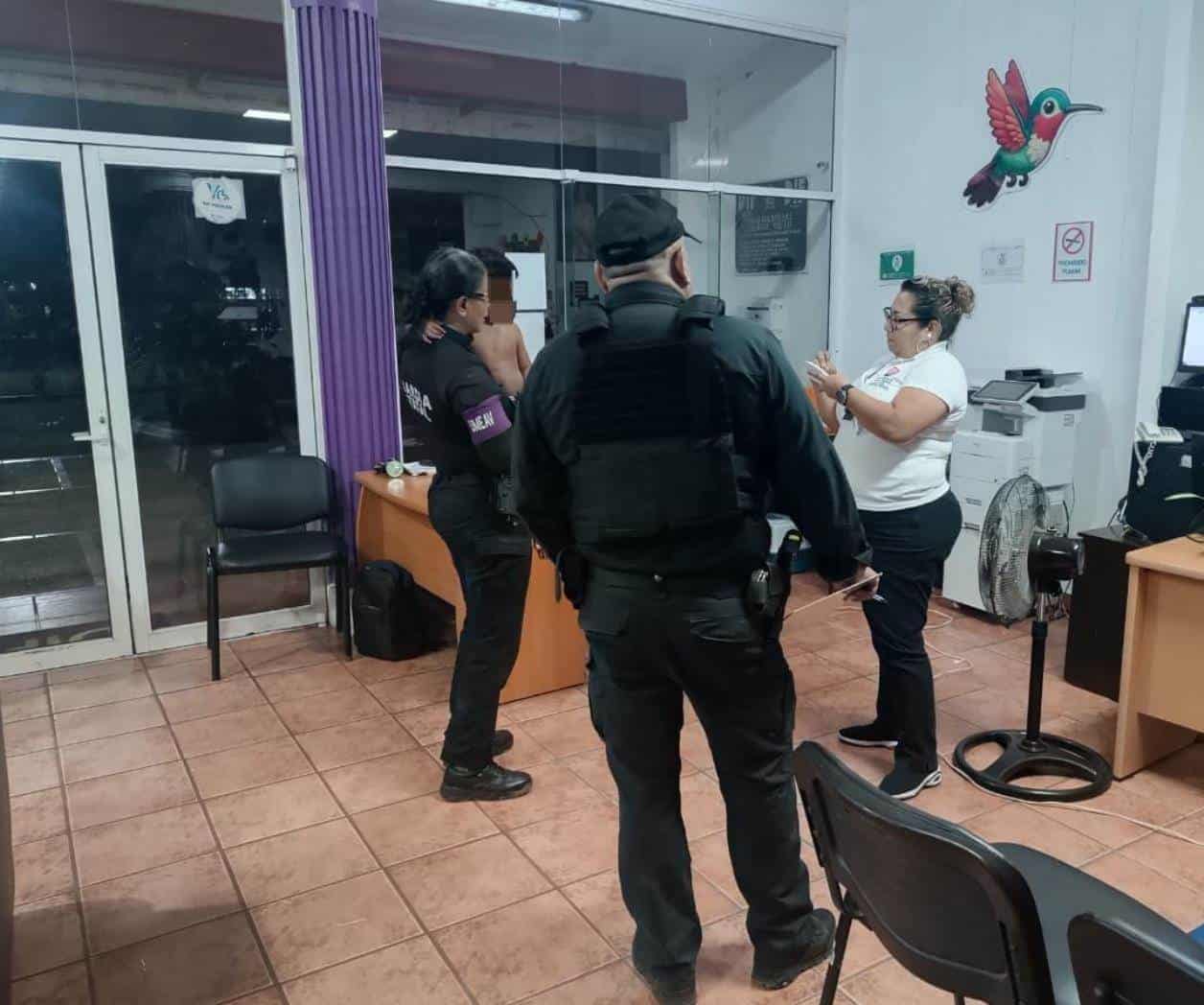 Policías ponen a salvo a un menor vagabundo