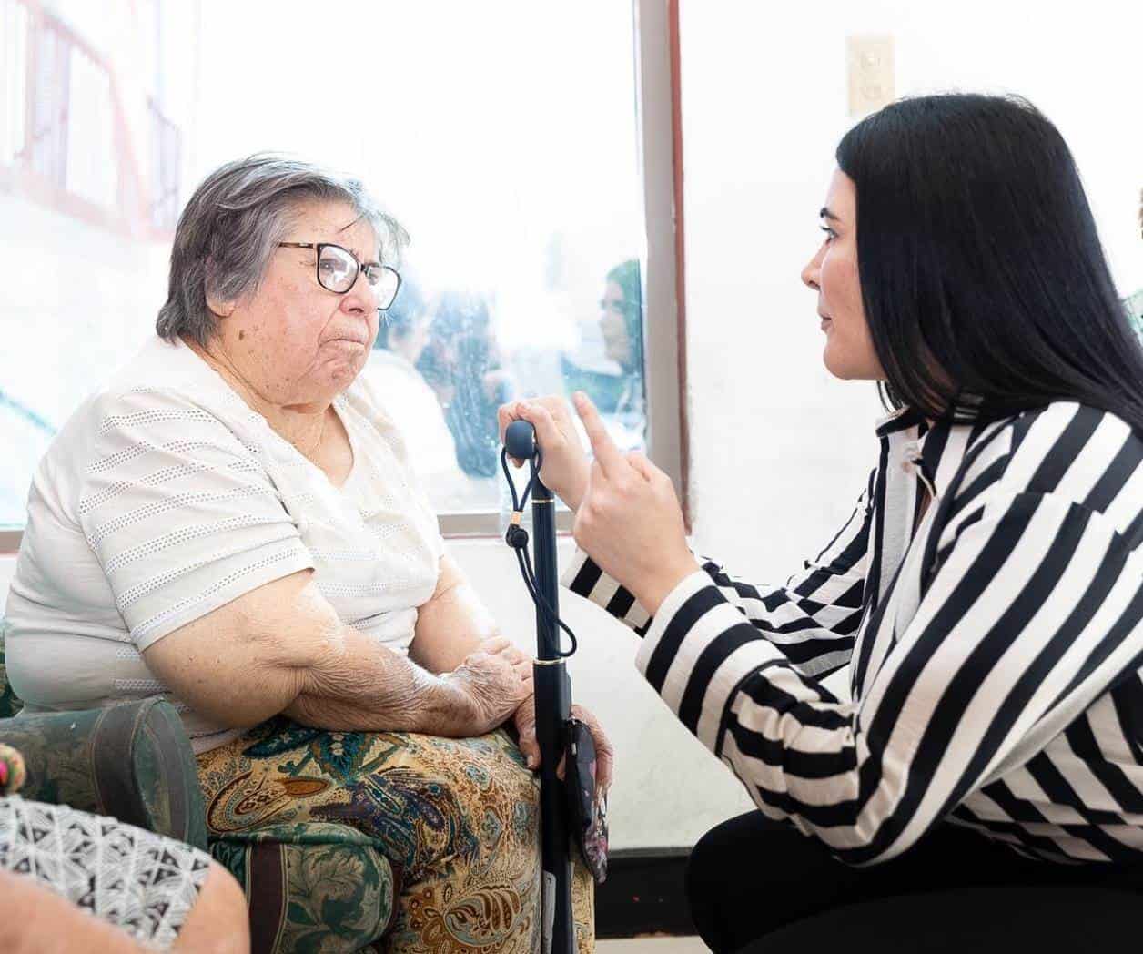 Nataly García mantiene cercana con la población