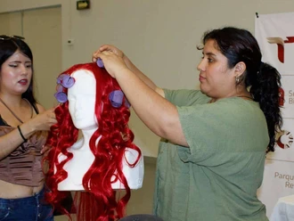 Dan vida al drag y cosplay con pelucas