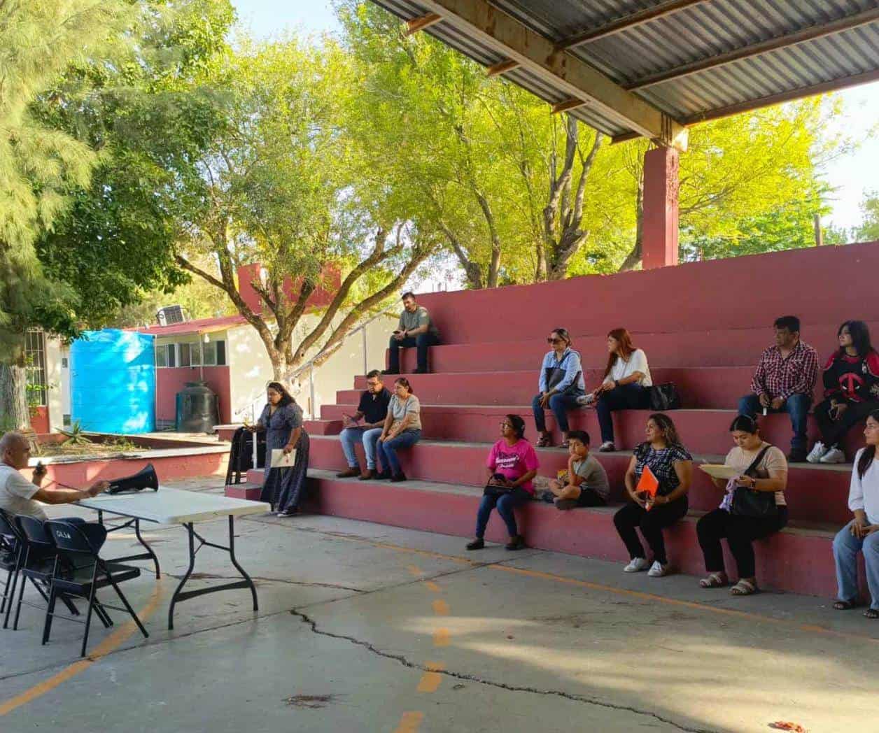 Vuelve a clases plantel  cerrado por maestros