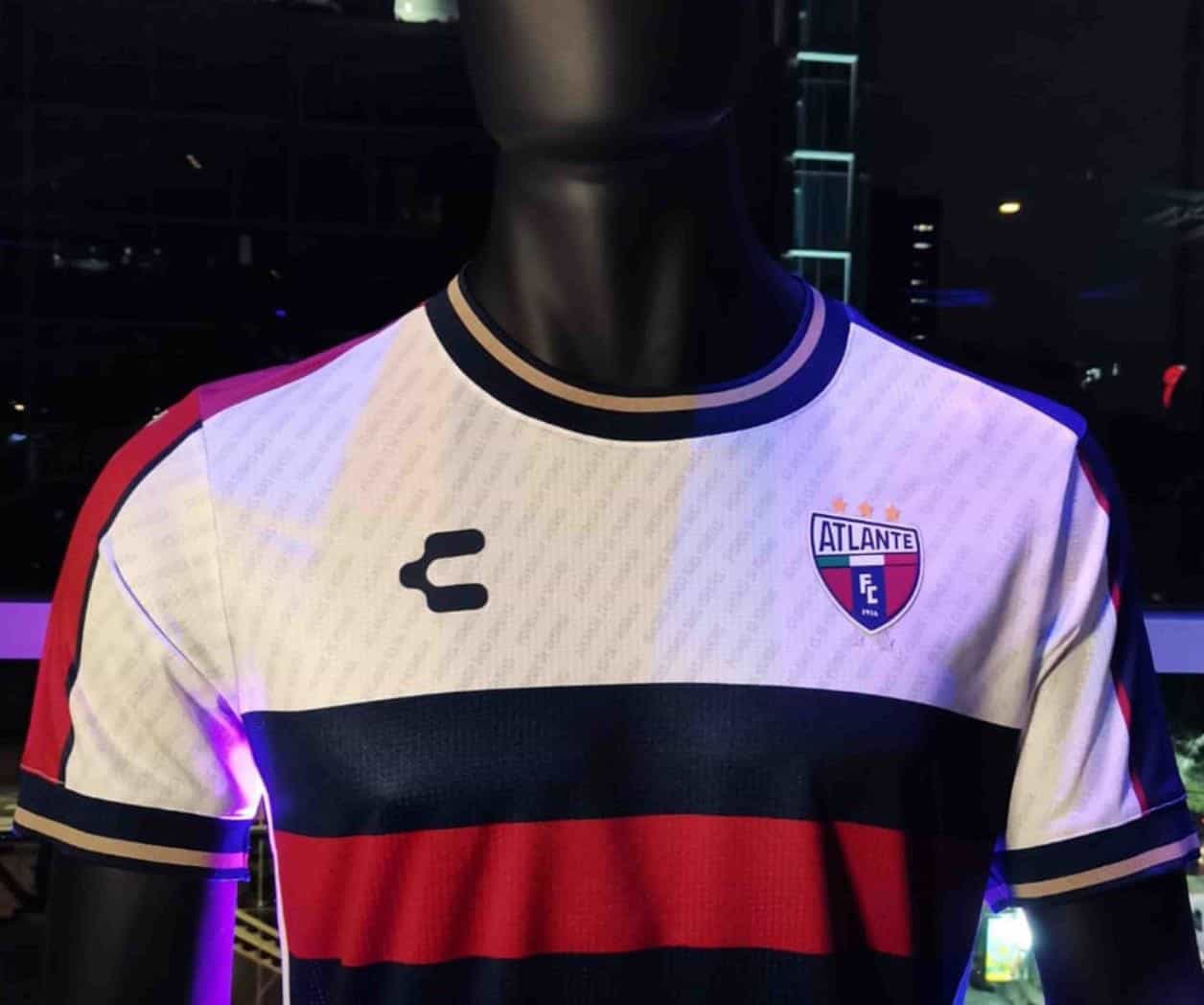 Atlante presenta uniformes para su regreso a Primera División