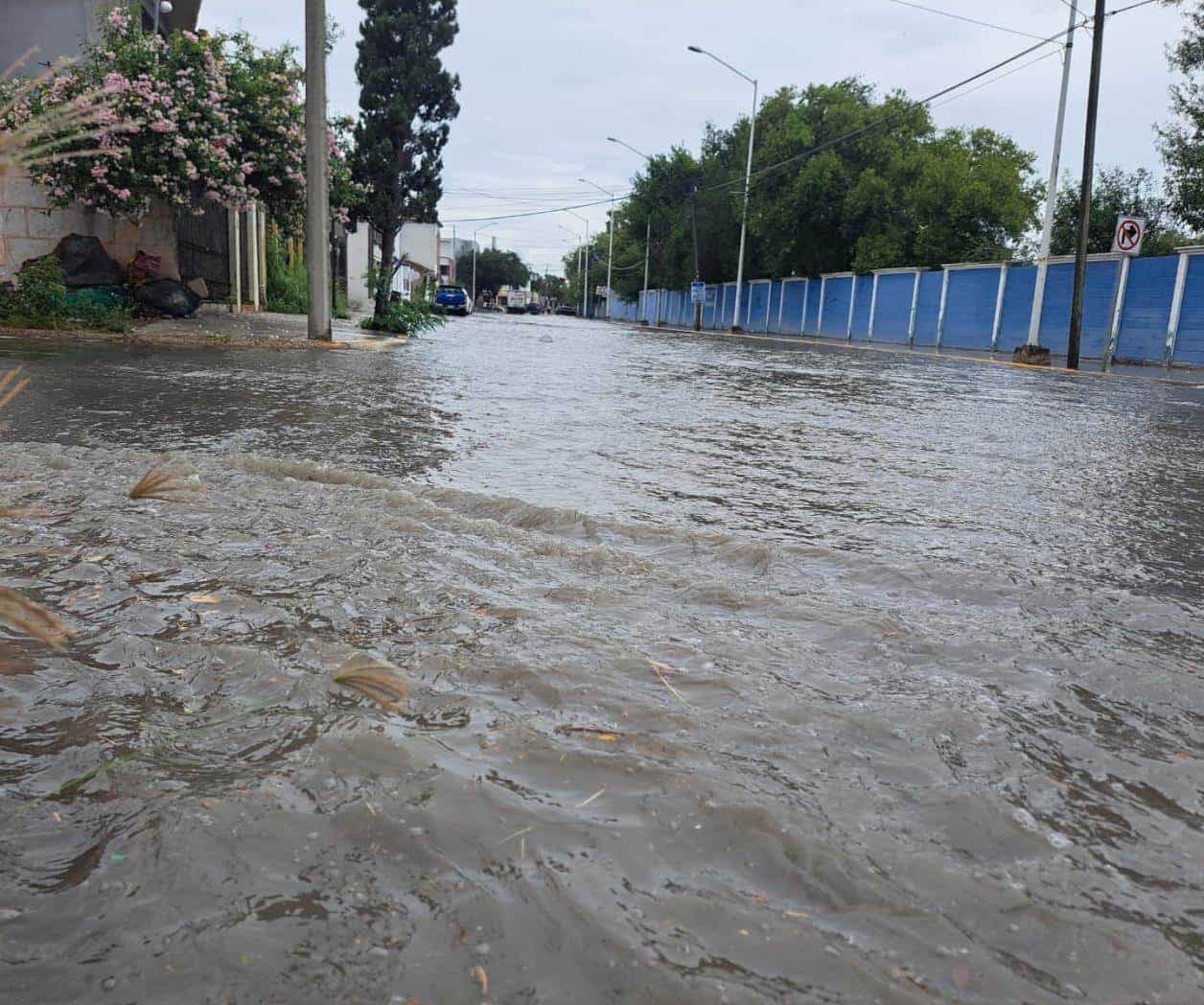 Colapsan otra vez las vialidades por los aguaceros