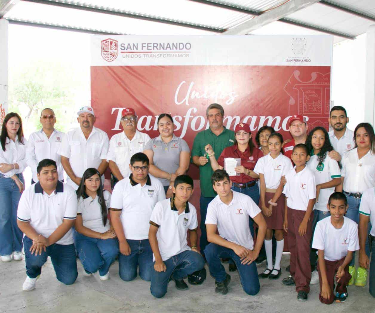 Entrega alcaldesa transporte escolar