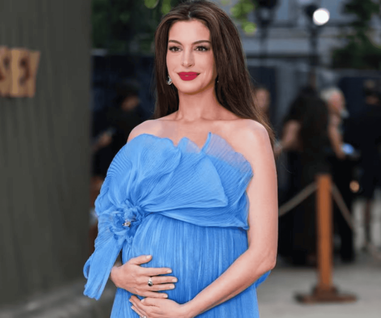 Anne Hathaway presume su embarazo en la alfombra roja