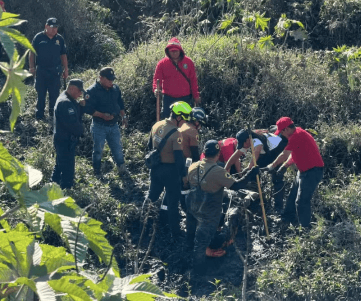 Hallan cuerpo de policía arrastrado por un río en Puebla