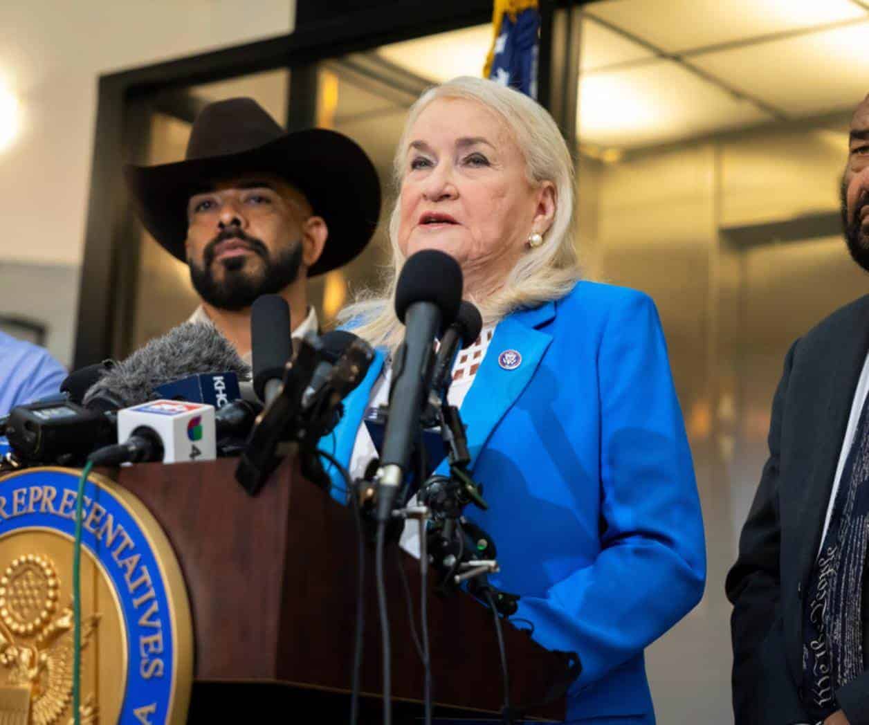 Agente del ICE disparó a un inmigrante en Houston por la ventanilla del pasajero, dicen testigos