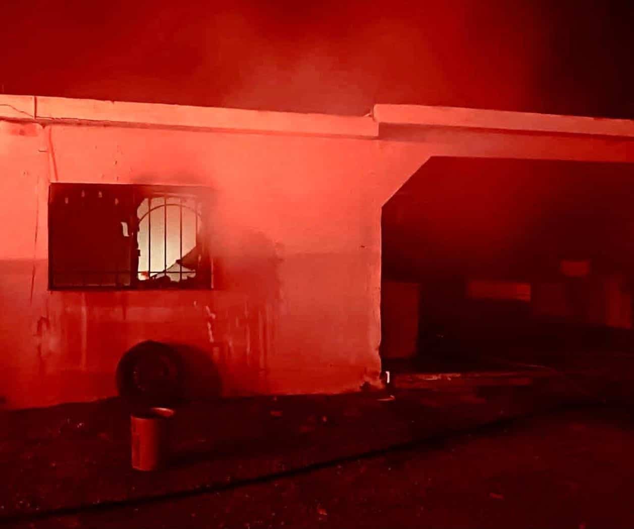 Acaba incendio con vivienda
