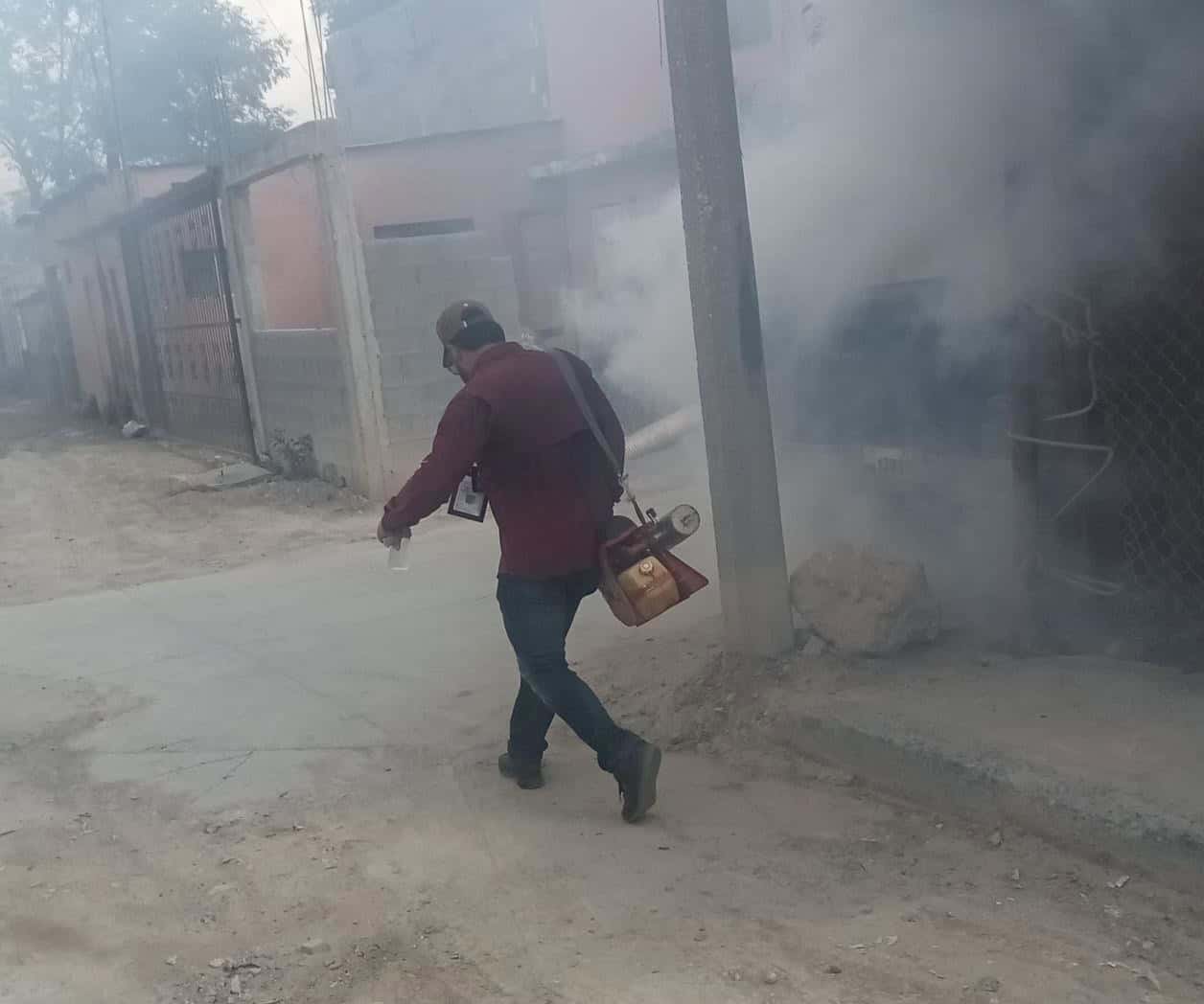 Fumigan contra zancudos en colonia Lázaro Cárdenas