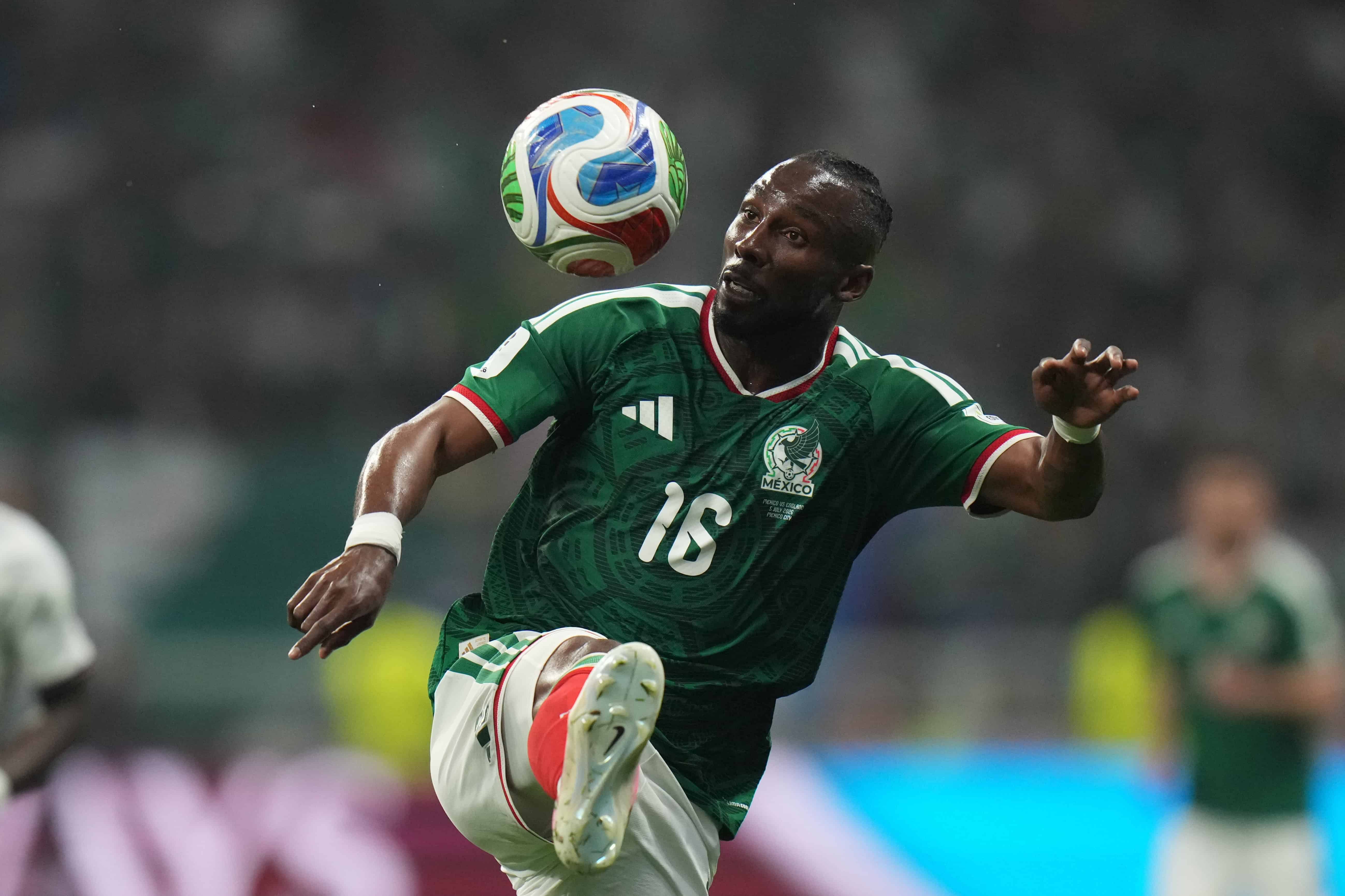 Aston Villa pone la mira en Julián Quiñones tras el Mundial