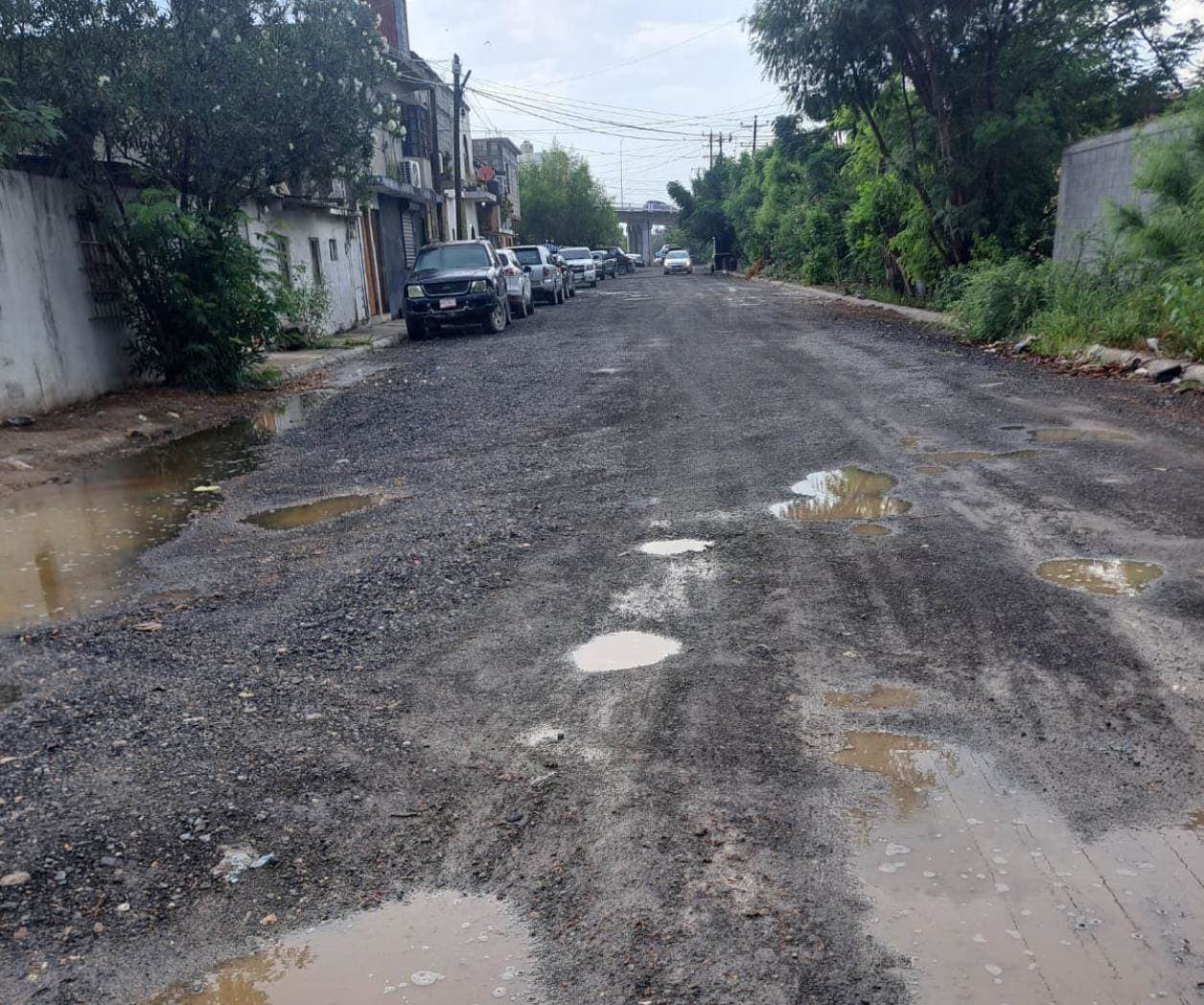Exigen devolver asfalto a una calle destrozada