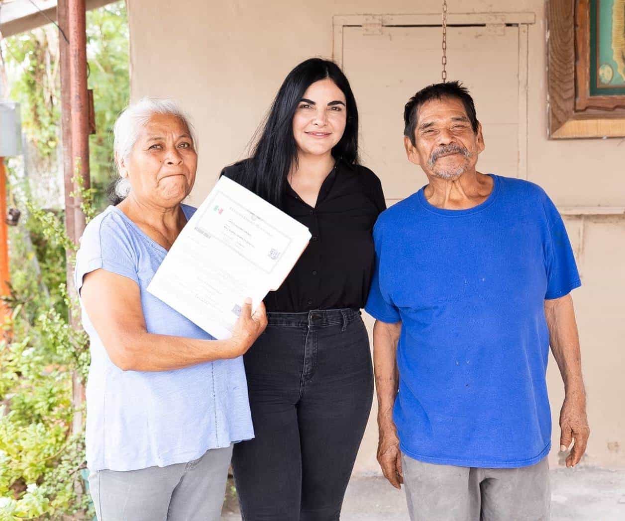 Alcaldesa Nataly resuelve inconveniente con CURP