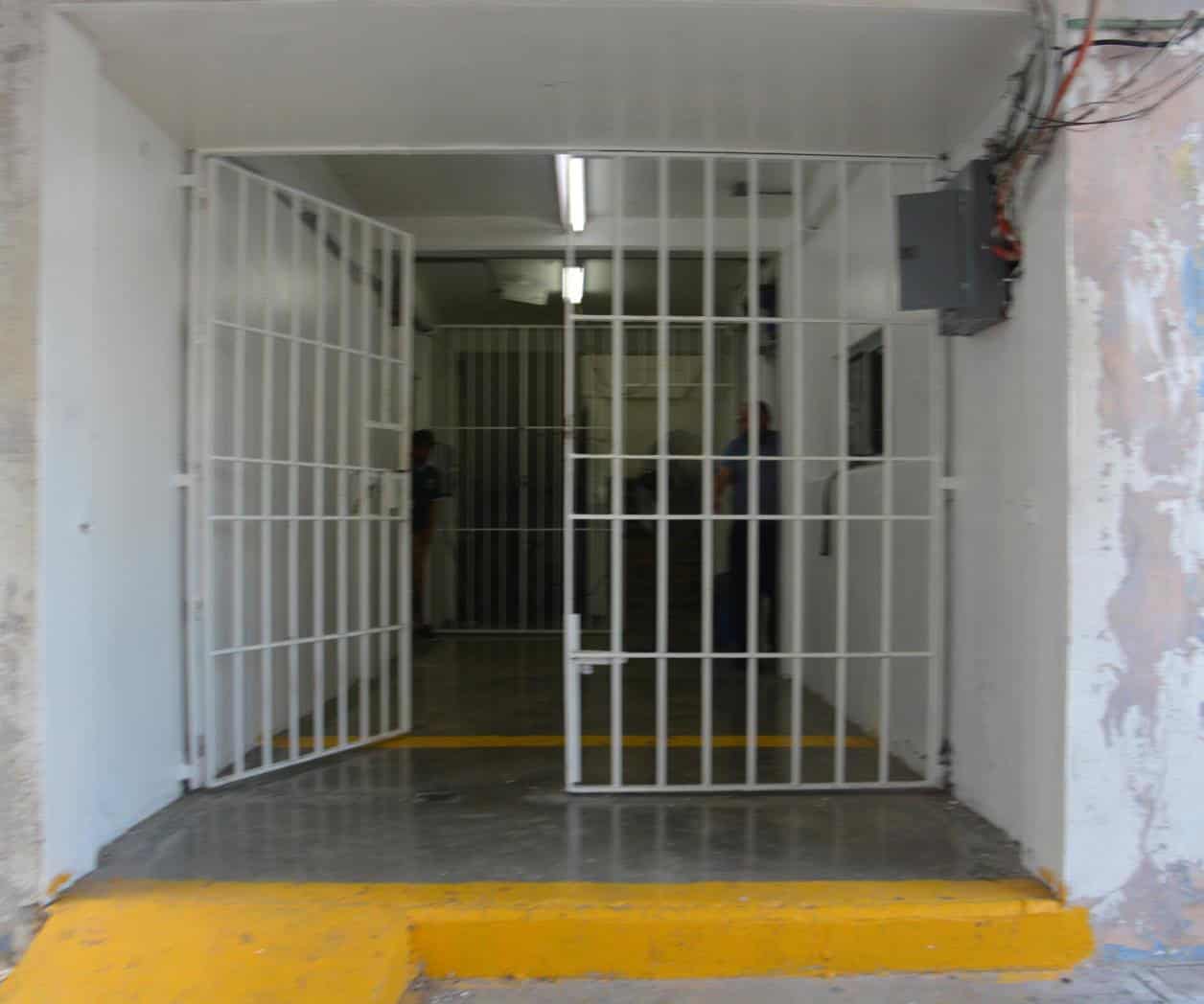 Agentes lo detienen por hostigar a  su expareja