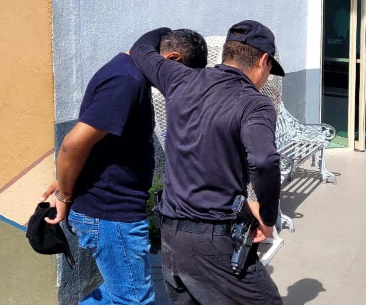Termina en la cárcel por intentar atacar a su familia