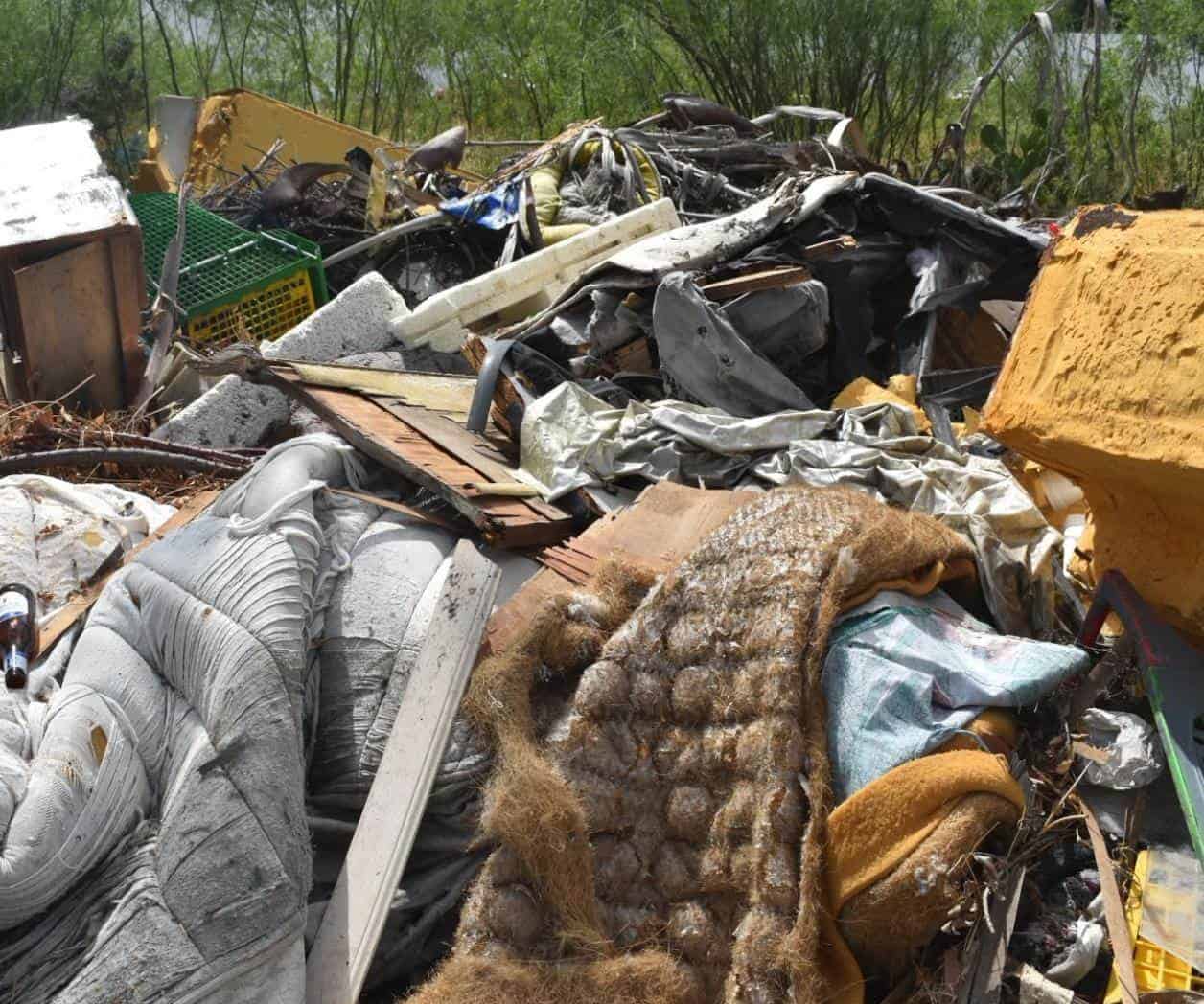 Predio abandonado se convierte en basurero clandestino