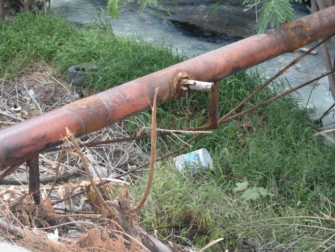 Fuga de agua en la colonia El Olmo resurge tras reparación