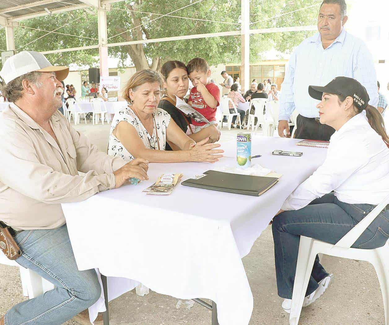 Alcaldesa acerca servicios del programa ‘Día del Pueblo’