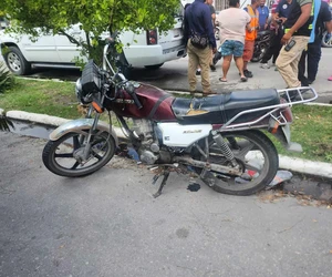 Motociclista herido en colisión vial