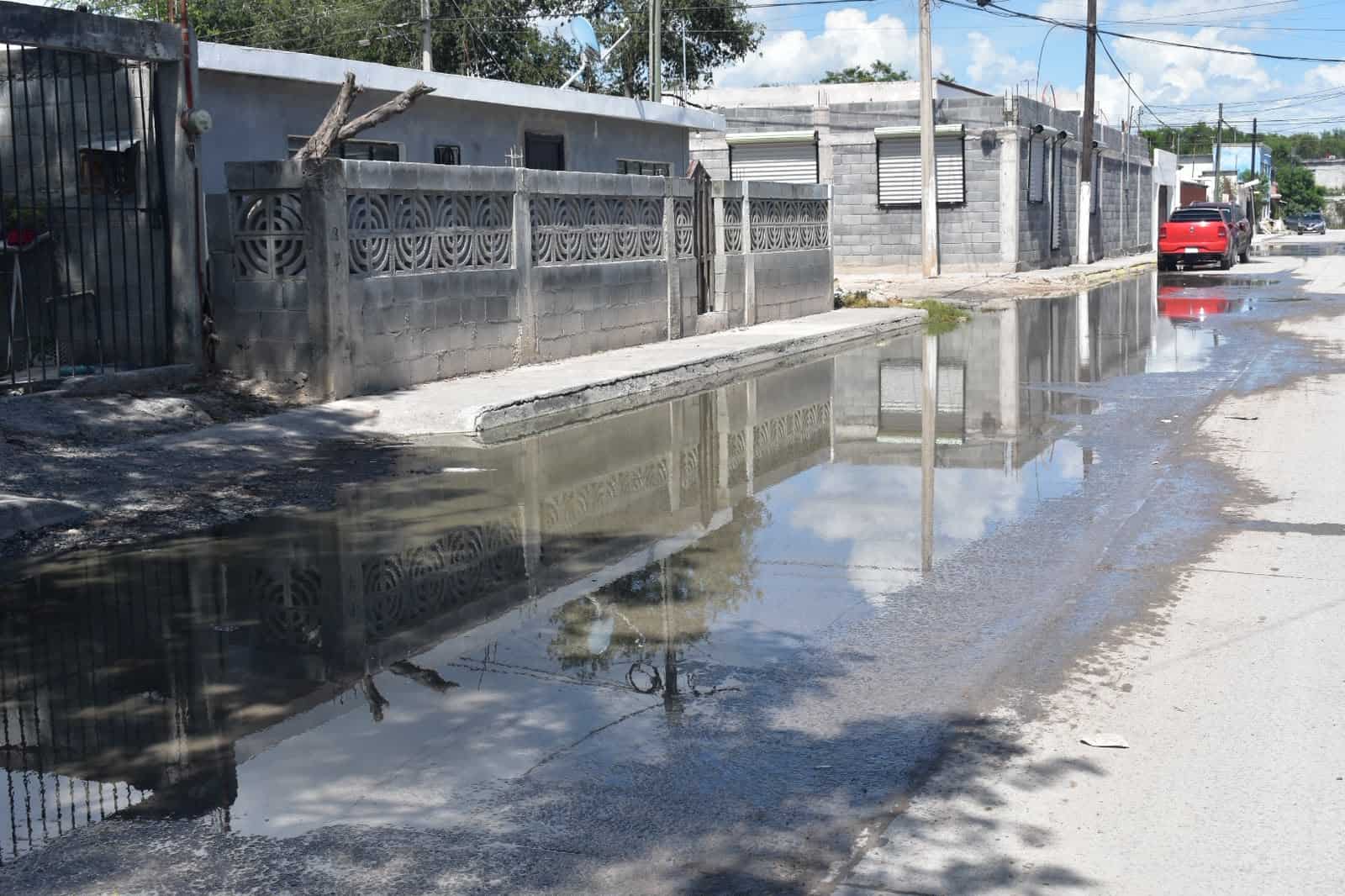 Viven sin agua... y  entre aguas negras