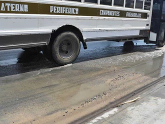 Sin agua en la ciudad, y se desperdicia en fuga