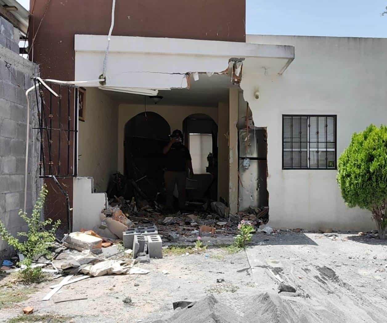 Conductor se desmaya y choca contra autos y dos casas