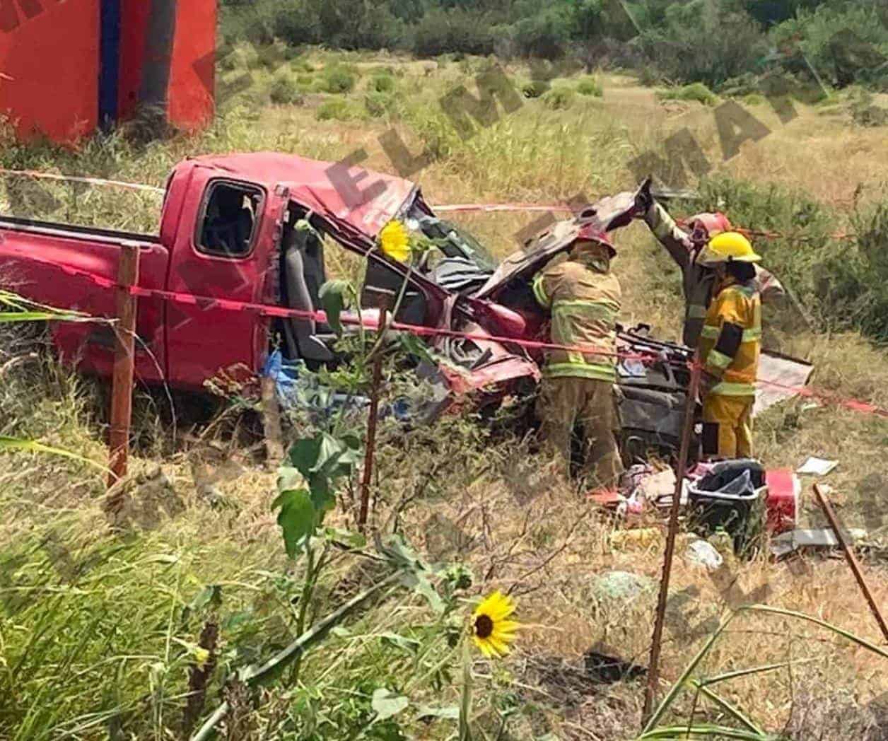 Mujer muere aplastada tras volcadura en carretera a Matamoros